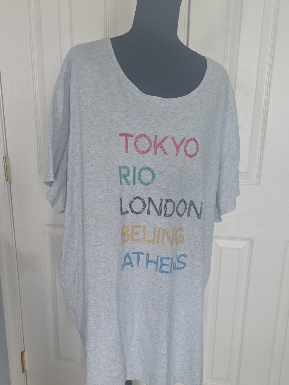 EVRI Gray Short Sleeve Tee with Multicolor City Text